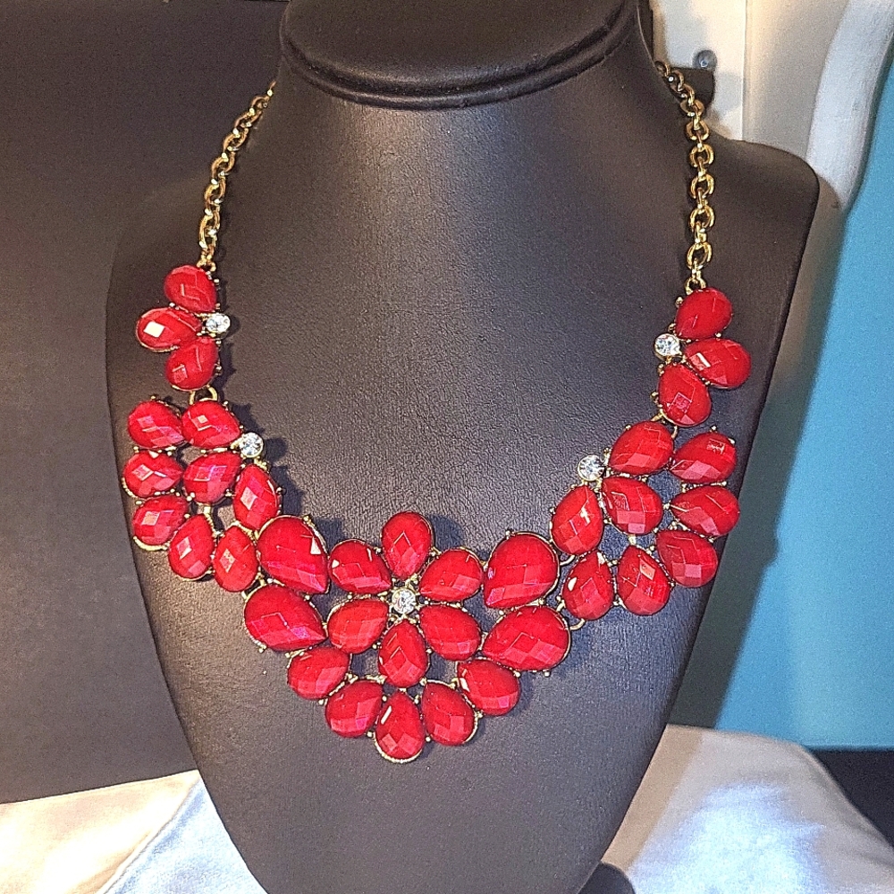 116. Faceted Red Floral Goldtone Necklace, 16-18"